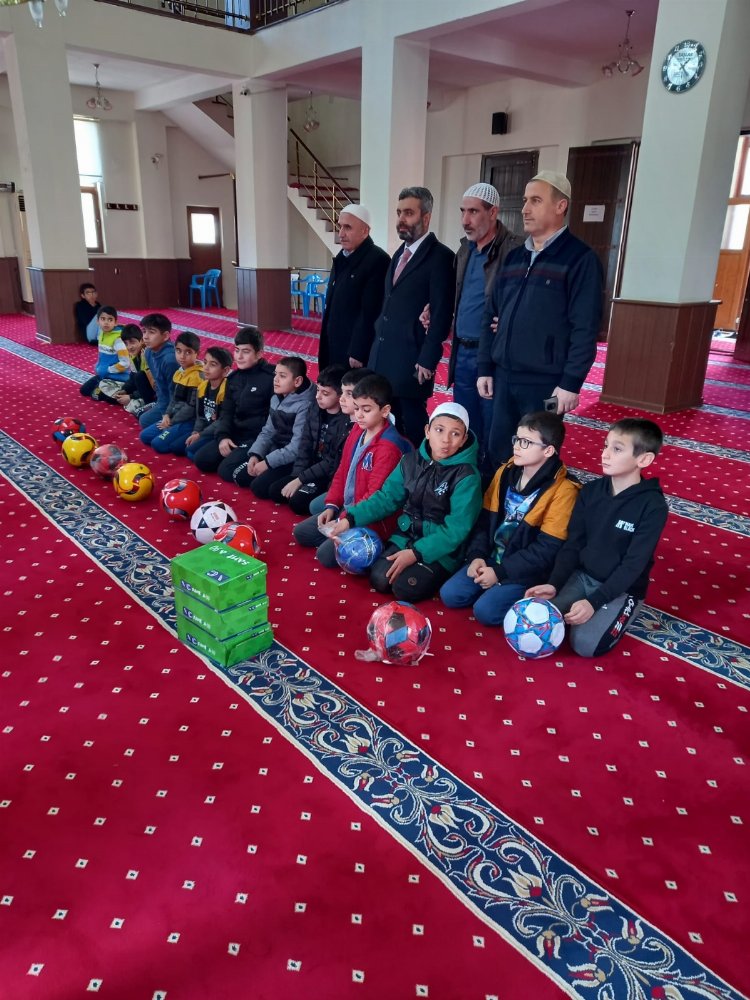 Mardin’de namaz kılan çocuklara ödül