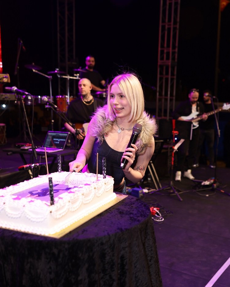 Aleyna Tilki doğum gününü sahnede kutladı