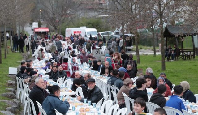 Izmit-Belediyesi-halk-iftarlariyla-birliktelik-olusturuyor.jpg