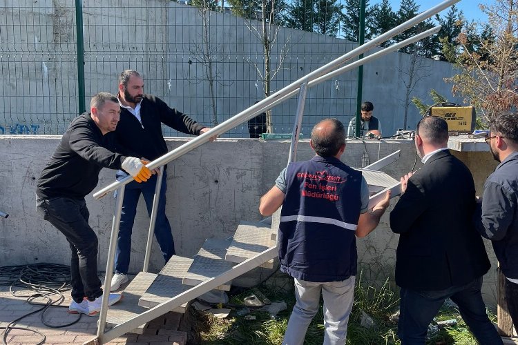 İzmit’te tartışmalık merdiven yeniden yapıldı