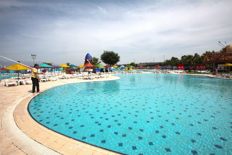 Karabağlar’da Aqua Yaşam Yüzme Havuzu açıldı