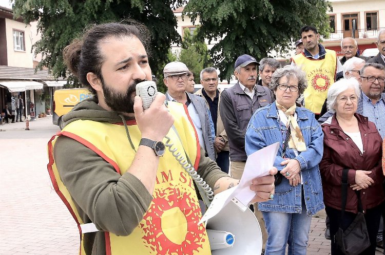 Öğretmene şiddete düdüklü alkışlı protesto
