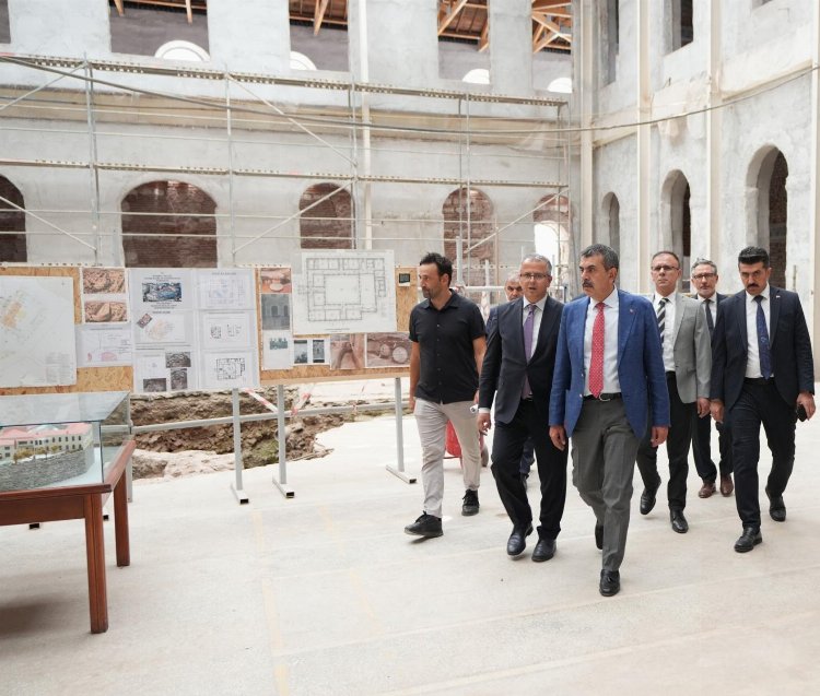 Bakan Tekin’den İstanbul’da tarihi okullarda inceleme