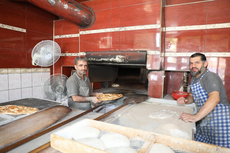 Fırıncılar vantilatör yardımıyla serinlemeye çalışıyor