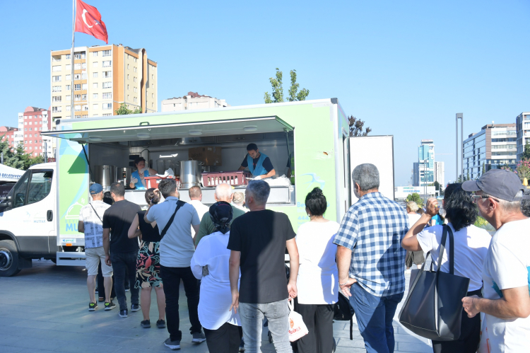 İstanbul Beylikdüzü’nde aşure ikramı