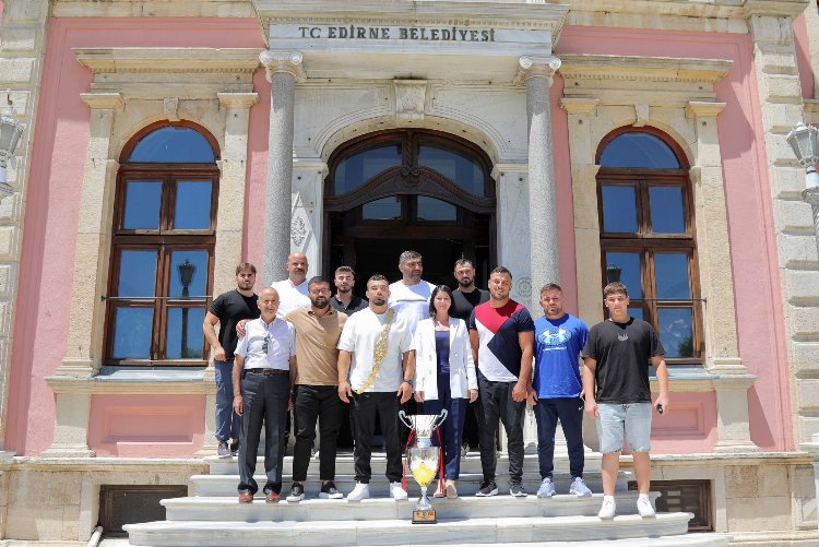 Kırkpınar Başpehlivanı Yusuf Can Zeybek’ten, başkan Filiz Gencan Akın’a ziyaret