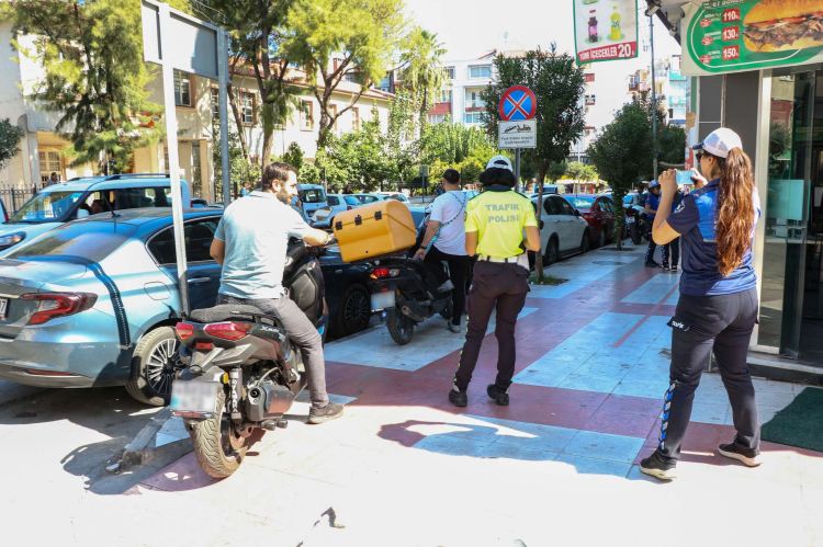 Manisa’da zabıta ekiplerinden kaldırım işgali denetimi