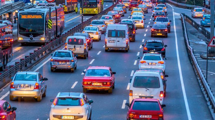 Şoförler dikkat! ‘Orta şeridi kullananlara ceza gelecek’ argümanına DMM’den yalanlama – Düzgün Haber