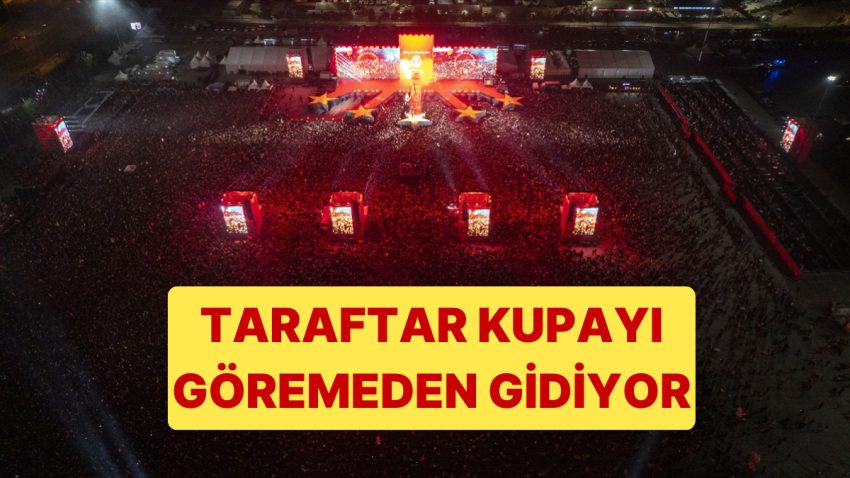 Galatasaray Taraftarı Kupayı Göremedi, Yağmurla Birlikte Alanı Terk Ediyor