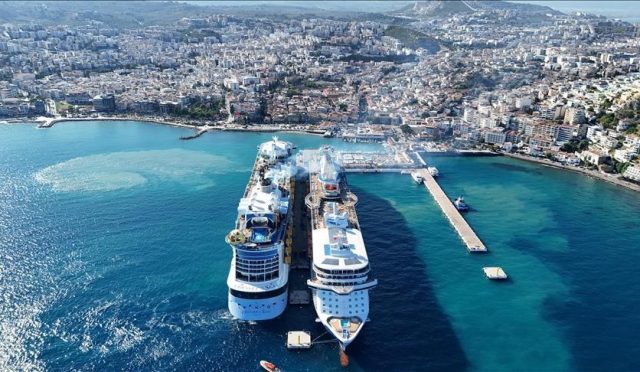 kusadasina-3-kruvaziyerle-8-bin-560-turist-geldi-jmfjyLYH.jpg